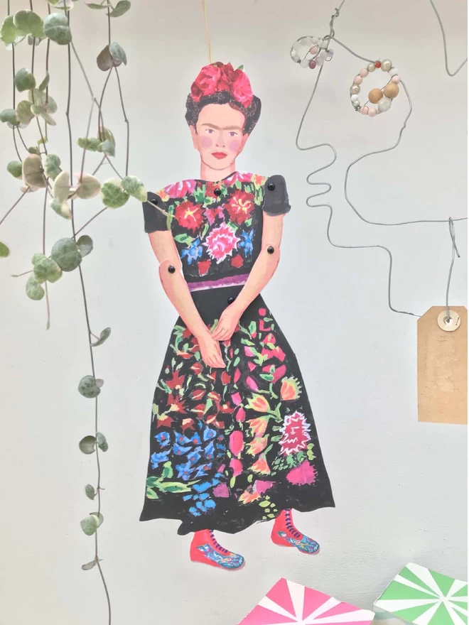 Life style image of Frida next to plant and objects