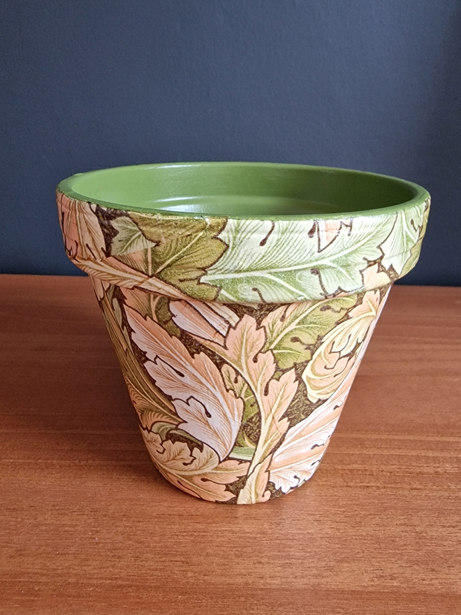 William Morris Acanthus design green Plant Pot Green suitable for indoor or outdoor use.  15 cm in diameter and 13.7 cm in height