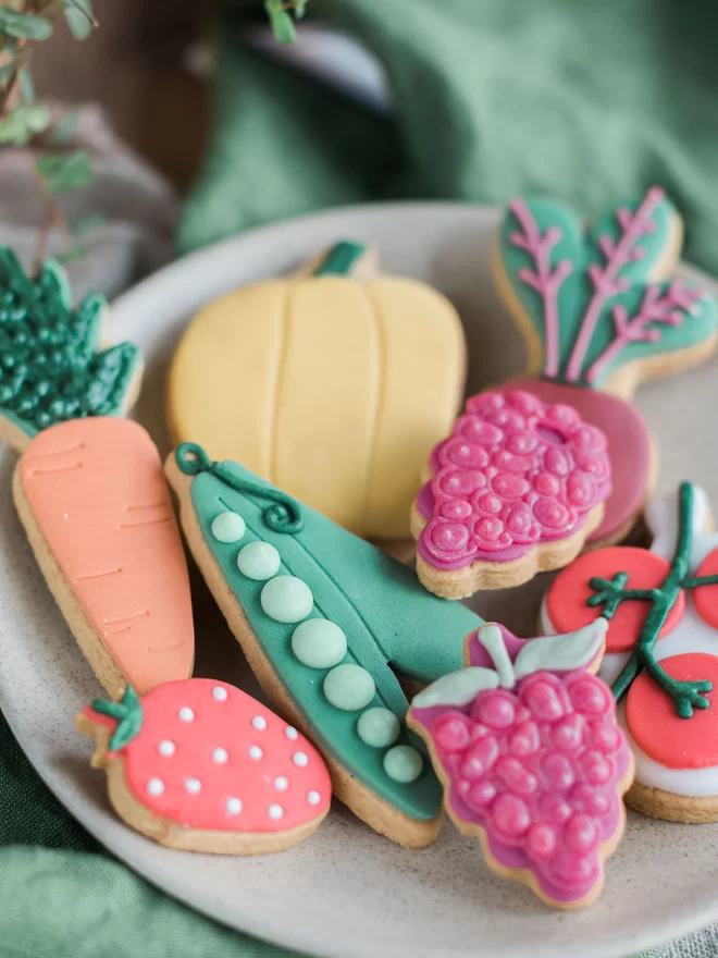  Details of the Gardeners Fruit And Vegetable Biscuit Gift Set