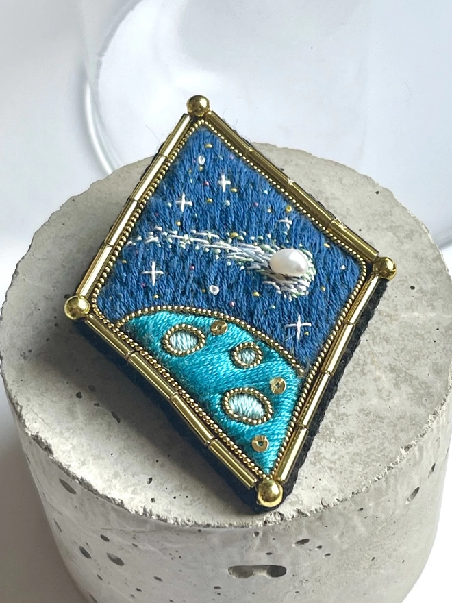 Shooting star brooch on stand