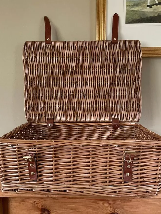 Medium sized hamper without personalisation seen open