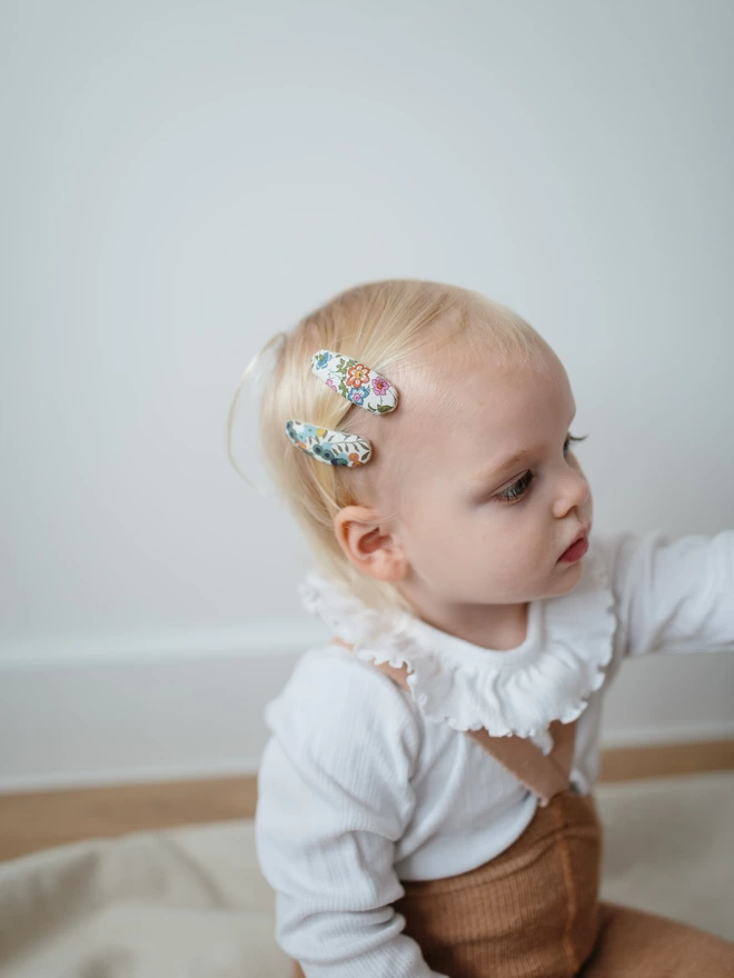 toddler wearing two soft hari clips