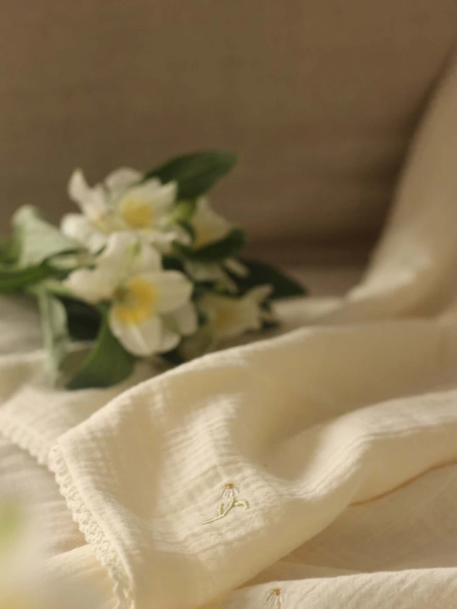Muslin blanket embroidered with wild chamomile