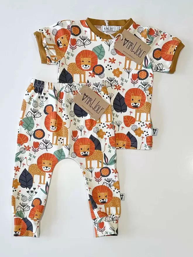 Mustard lion printed legging for babies and toddlers
